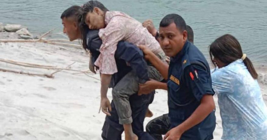 फोटो खिच्ने क्रममा तमोर नदीमा खस्दा महिला गम्भीर घाइते