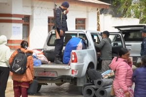 धनकुटाका सबै मतदान केन्द्रमा निर्वाचन सामग्रीसहित पुगे कर्मचारी