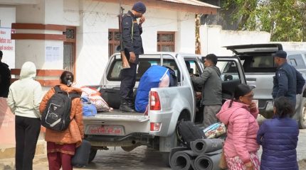 धनकुटाका सबै मतदान केन्द्रमा निर्वाचन सामग्रीसहित पुगे कर्मचारी