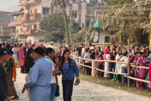 विराटनगरका मतदान स्थलमा मतदाताको बाक्लो उपस्थिति (फोटो फिचर)