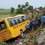 झापामा विद्यार्थी बोकेको बस दुर्घटना हुँदा १३ जना घाइते