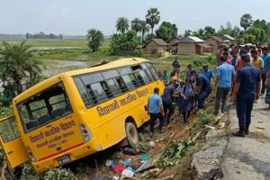 झापामा विद्यार्थी बोकेको बस दुर्घटना हुँदा १३ जना घाइते