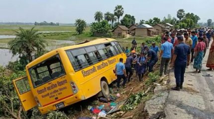 झापामा विद्यार्थी बोकेको बस दुर्घटना हुँदा १३ जना घाइते