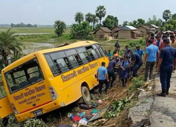 झापामा विद्यार्थी बोकेको बस दुर्घटना हुँदा १३ जना घाइते