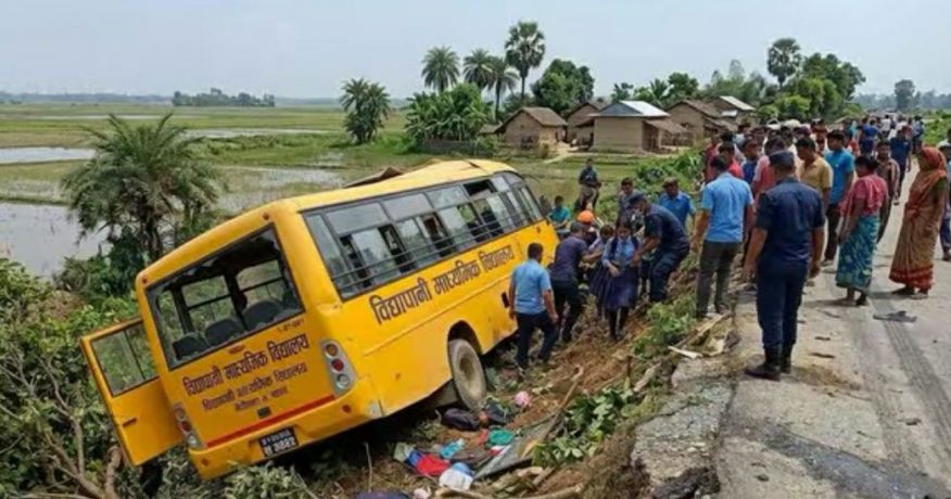 झापामा विद्यार्थी बोकेको बस दुर्घटना हुँदा १३ जना घाइते