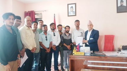 ग्रामथानका अध्यक्षसहितले धम्क्याएपछि पत्रकारहरूले गुहारे प्रशासन