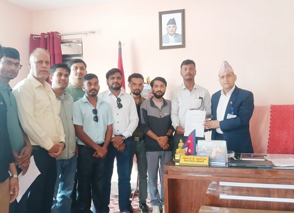 ग्रामथानका अध्यक्षसहितले धम्क्याएपछि पत्रकारहरूले गुहारे प्रशासन