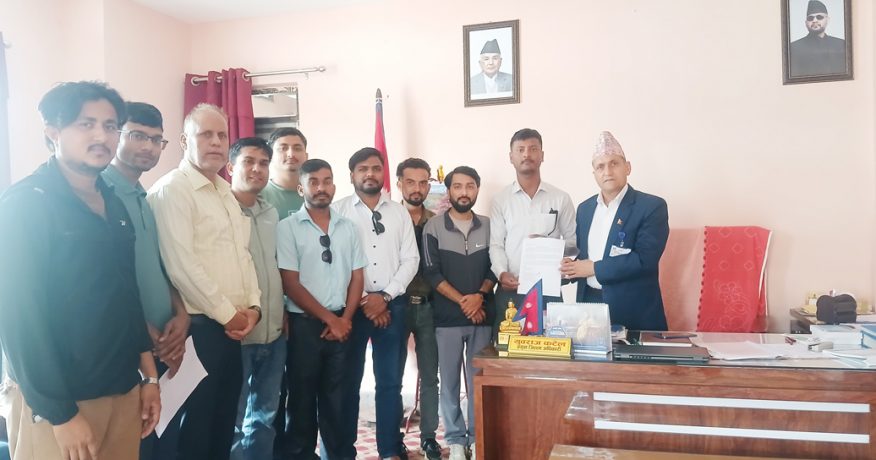 ग्रामथानका अध्यक्षसहितले धम्क्याएपछि पत्रकारहरूले गुहारे प्रशासन