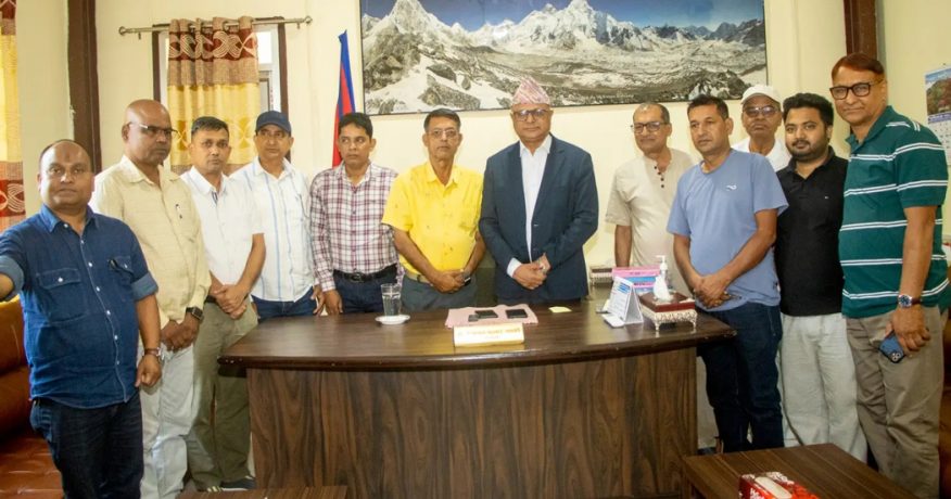 कोशीका निर्माण व्यवसायीले बुझाए ज्ञापनपत्र, समस्या समाधानका लागि आग्रह