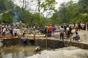 समाजसेवी गुरागाईंको सहयोग र श्रमदानमार्फत धनकुटाको निबुवा खोलामा होम पाइप