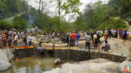 समाजसेवी गुरागाईंको सहयोग र श्रमदानमार्फत धनकुटाको निबुवा खोलामा होम पाइप