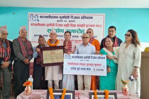 धनकुटाको विश्रान्तिधाम गुरुकुललाई २ लाखको पुरस्कार प्रदान