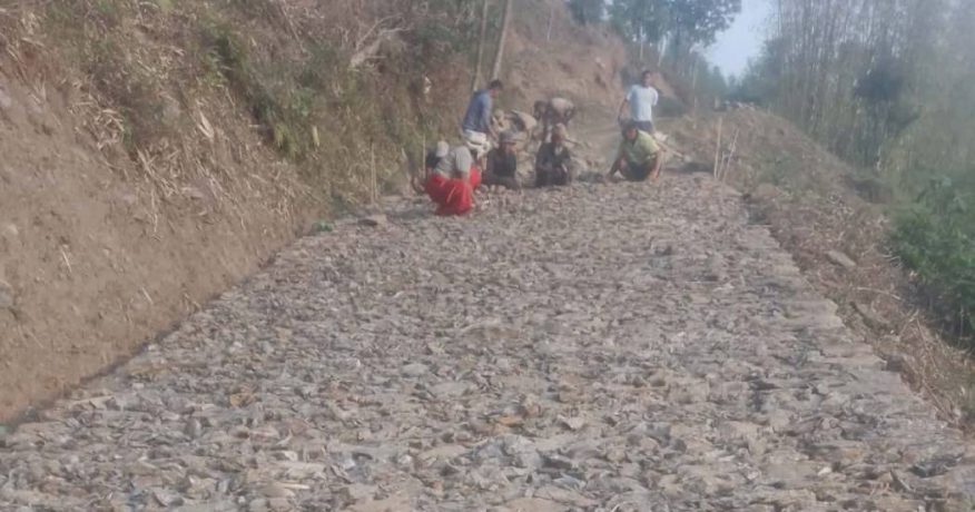पाख्रीबास-सान्ने सडक खण्डमा काम गर्ने मजदुरले पाएनन् पारिश्रमिक