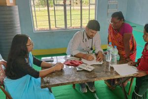 मोरङको ग्रामथानमा निःशुल्क स्वास्थ्य शिविर, २ सय बढीले लिए सेवा