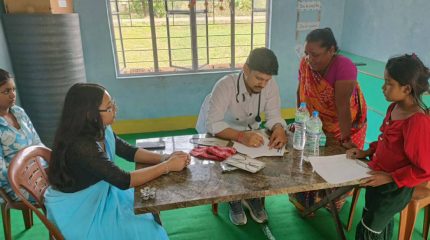 मोरङको ग्रामथानमा निःशुल्क स्वास्थ्य शिविर, २ सय बढीले लिए सेवा