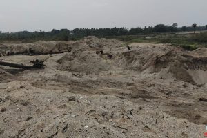 ग्रामथानको लोहन्द्रा खोला र आसपासको जग्गामा मापदण्डविपरीत उत्खनन