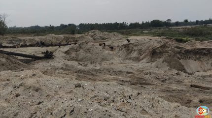 ग्रामथानको लोहन्द्रा खोला र आसपासको जग्गामा मापदण्डविपरीत उत्खनन