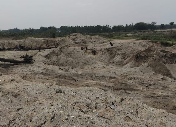 ग्रामथानको लोहन्द्रा खोला र आसपासको जग्गामा मापदण्डविपरीत उत्खनन