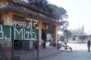 विराटनगर जुट मिल्सको जग्गामा अनधिकृत रूपमा बसोबास गर्नेलाई हटाइँदै