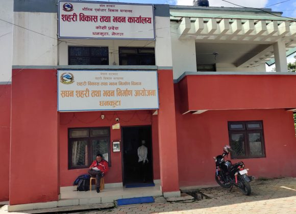 धनकुटाका तीन कर्मचारी घुससहित पक्राउ