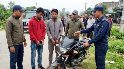 चोरीको मोटरसाइकलसहित बेलबारीबाट दुई युवक पक्राउ