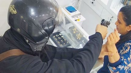 सुनचाँदी पसलमा दिउँसै पेस्तोल देखाएर लुटपाटको प्रयास, ३ युवक पक्राउ