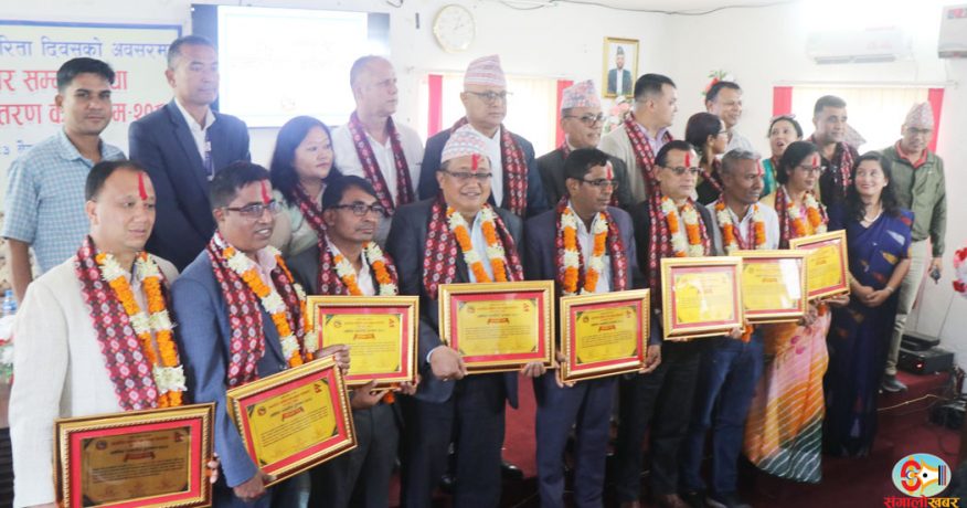 कोशी प्रदेश सरकारले आठ पत्रकारलाई गर्यो पुरस्कृत