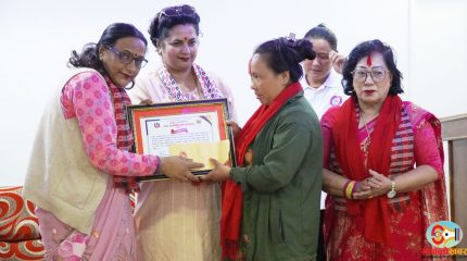 धनकुटा नगरपालिकाकी एकमात्र अटो चालक महिलालाई नगदसहित सम्मान