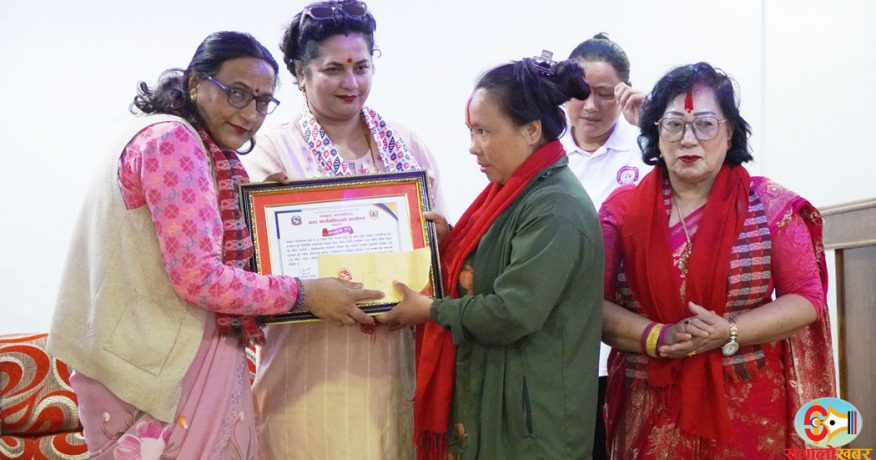 धनकुटा नगरपालिकाकी एकमात्र अटो चालक महिलालाई नगदसहित सम्मान