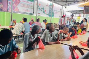 विद्यार्थी परिषद् विराटनगरद्वारा मानव सेवा आश्रममा फलफूल वितरण