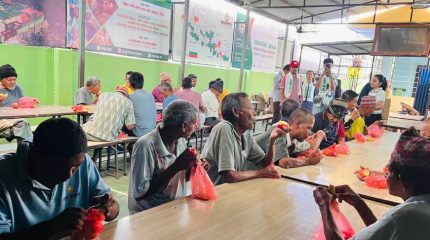 विद्यार्थी परिषद् विराटनगरद्वारा मानव सेवा आश्रममा फलफूल वितरण