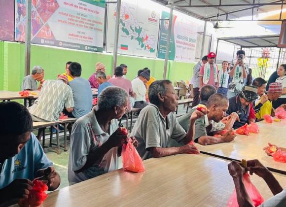 विद्यार्थी परिषद् विराटनगरद्वारा मानव सेवा आश्रममा फलफूल वितरण