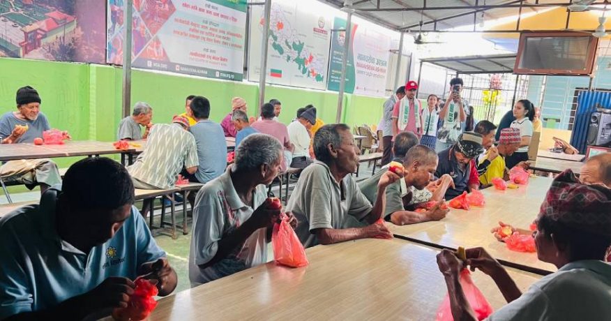 विद्यार्थी परिषद् विराटनगरद्वारा मानव सेवा आश्रममा फलफूल वितरण