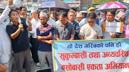 डोजर आतंक बन्द गर भन्दै मोरङका सुकुम्बासीहरू आन्दोलित