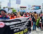 डोजर आतंक बन्द गर्न माग गर्दै बिर्तामोडका सुकुम्बासी सडकमा