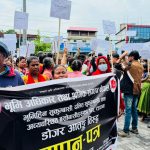 डोजर आतंक बन्द गर्न माग गर्दै बिर्तामोडका सुकुम्बासी सडकमा