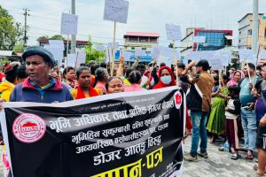 डोजर आतंक बन्द गर्न माग गर्दै बिर्तामोडका सुकुम्बासी सडकमा