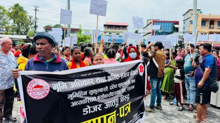 डोजर आतंक बन्द गर्न माग गर्दै बिर्तामोडका सुकुम्बासी सडकमा