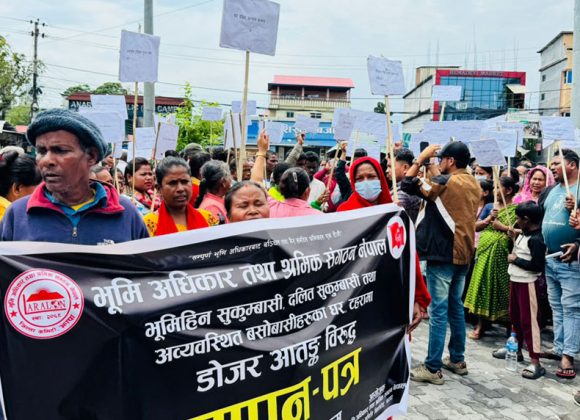 डोजर आतंक बन्द गर्न माग गर्दै बिर्तामोडका सुकुम्बासी सडकमा