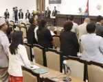 संसद् बैठकमा विपक्षीको अवरोध, प्रधानमन्त्रीलाई जवाफ दिन दबाब