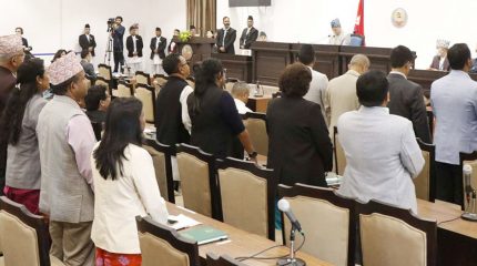 संसद् बैठकमा विपक्षीको अवरोध, प्रधानमन्त्रीलाई जवाफ दिन दबाब
