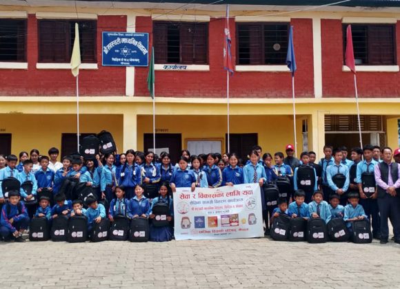 पाँचथरको सरस्वती माविका विद्यार्थीलाई शैक्षिक सामग्री वितरण