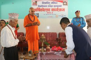 धनकुटाको विश्रान्ती वृद्धाश्रम र गुरुकुललाई एक लाख रुपैयाँ बराबरको खाद्यान्न हस्तान्तरण