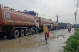 हुलाकी राजमार्गको कटहरी खण्डमा तीनवटा ट्रक फसेपछि सडक अवरुद्ध