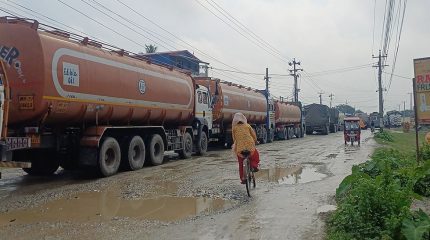 हुलाकी राजमार्गको कटहरी खण्डमा तीनवटा ट्रक फसेपछि सडक अवरुद्ध