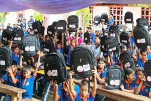 धनकुटाको अरुणोदय माविका विद्यार्थीलाई शैक्षिक सामग्री वितरण