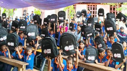 धनकुटाको अरुणोदय माविका विद्यार्थीलाई शैक्षिक सामग्री वितरण