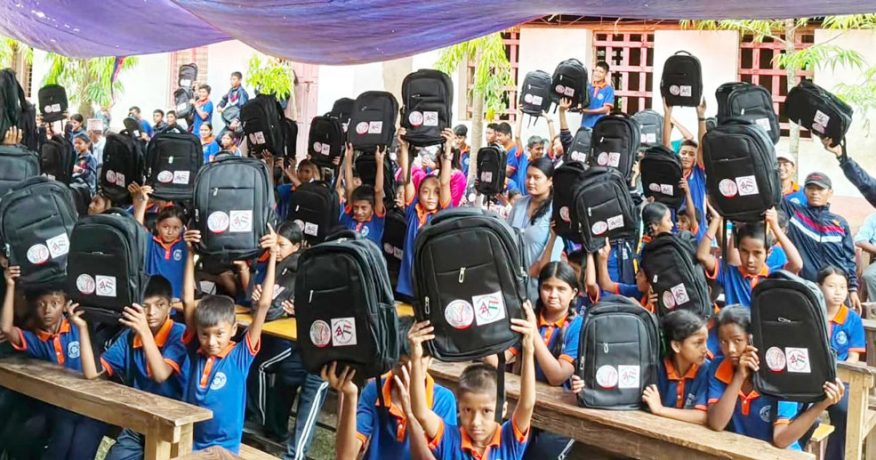 धनकुटाको अरुणोदय माविका विद्यार्थीलाई शैक्षिक सामग्री वितरण