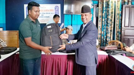 धनकुटाका पत्रकारलाई एक लाख मूल्य बराबरको ब्याग वितरण