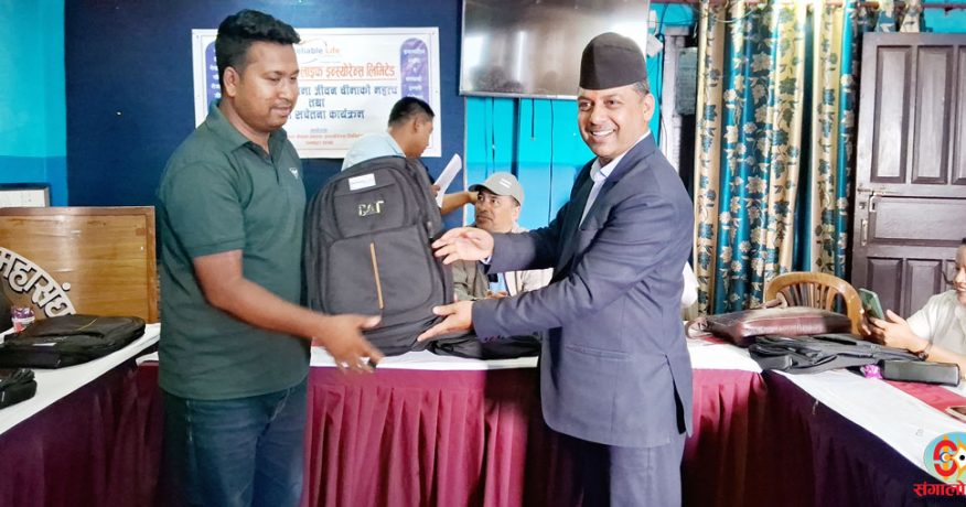 धनकुटाका पत्रकारलाई एक लाख मूल्य बराबरको ब्याग वितरण